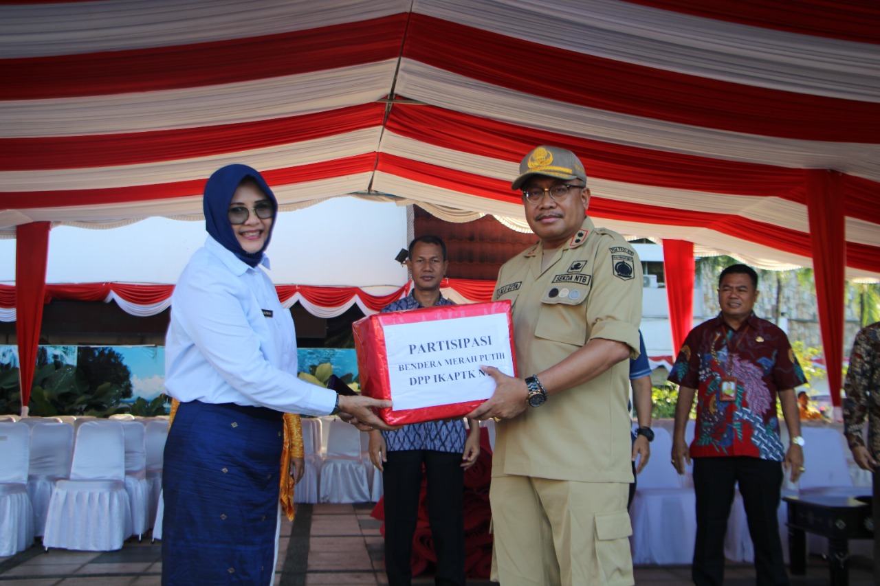penyerahan-bendera-merah-putih-dari-dpp-ikaptk-ntb-ke-pemprov-ntb